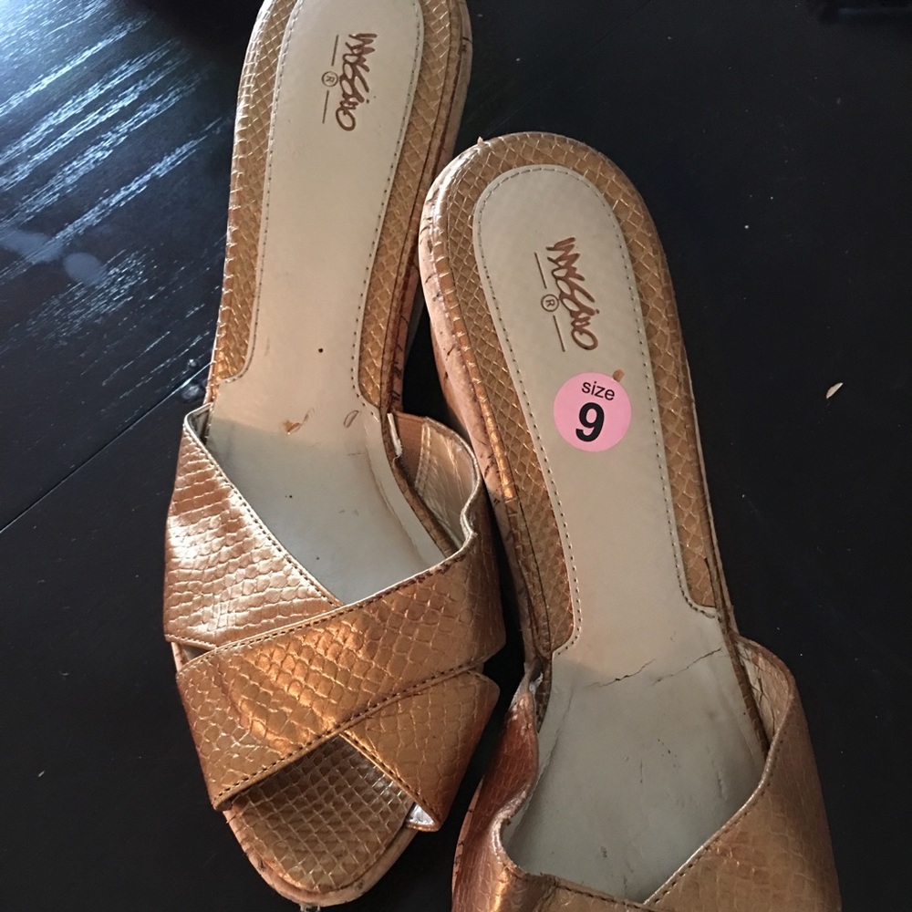 VGUC Women’s gold slip on wedges